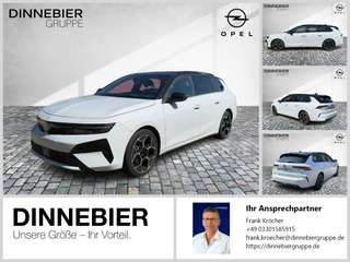 Schräge Frontansicht auf einen Opel Astra , freigestellt