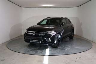 Schräge Frontansicht auf einen Volkswagen T-Roc , freigestellt