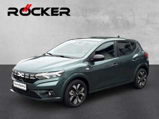 Schräge Frontansicht auf einen Dacia Sandero , freigestellt