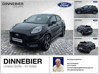 Schräge Frontansicht auf einen Ford Puma , freigestellt