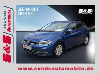 Schräge Frontansicht auf einen Volkswagen Polo , freigestellt