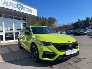 Schräge Frontansicht auf einen Skoda Octavia , freigestellt