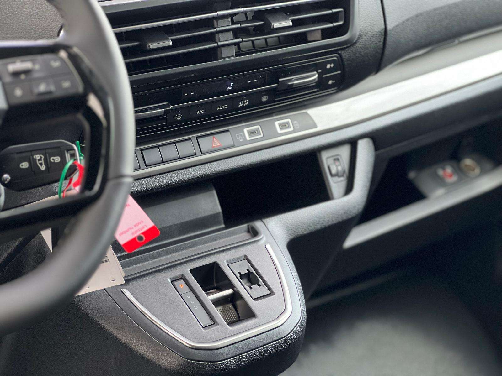 Fahrzeugbild eines Peugeot Traveller