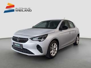 Schräge Frontansicht auf einen Opel Corsa , freigestellt