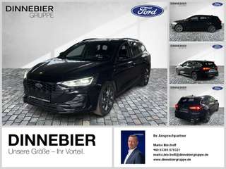 Schräge Frontansicht auf einen Ford Focus , freigestellt