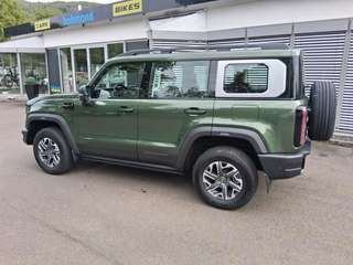 Schräge Frontansicht auf einen BAIC BJ40 , freigestellt