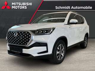 Schräge Frontansicht auf einen SsangYong Rexton , freigestellt