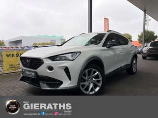 Schräge Frontansicht auf einen CUPRA Formentor , freigestellt