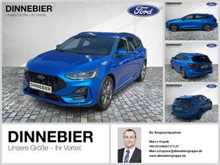 Schräge Frontansicht auf einen Ford Focus , freigestellt
