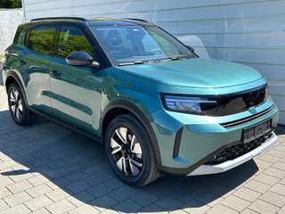 Schräge Frontansicht auf einen Opel Frontera , freigestellt
