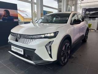 Schräge Frontansicht auf einen Renault Scenic E-TECH , freigestellt