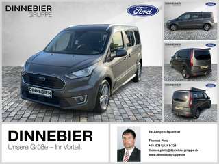 Schräge Frontansicht auf einen Ford Grand Tourneo , freigestellt