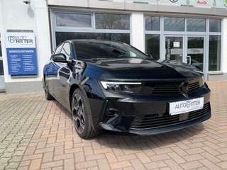 Schräge Frontansicht auf einen Opel Astra , freigestellt