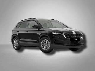 Schräge Frontansicht auf einen Skoda Karoq , freigestellt