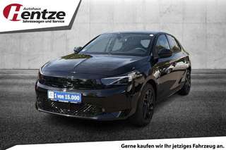 Schräge Frontansicht auf einen Opel Corsa , freigestellt