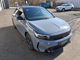 Schräge Frontansicht auf einen Opel Corsa , freigestellt