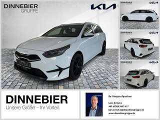 Schräge Frontansicht auf einen Kia cee'd , freigestellt