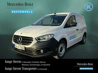 Schräge Frontansicht auf einen Mercedes-Benz Citan , freigestellt