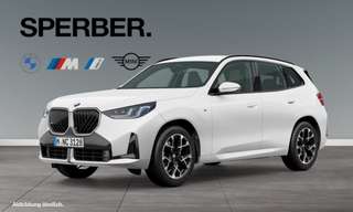 Schräge Frontansicht auf einen BMW X3 , freigestellt