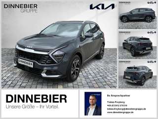 Schräge Frontansicht auf einen Kia Sportage , freigestellt