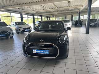 Schräge Frontansicht auf einen MINI COOPER , freigestellt