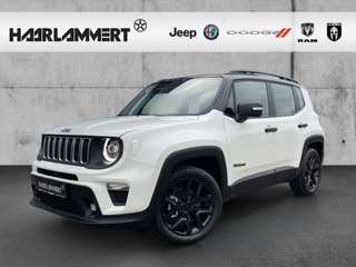 Schräge Frontansicht auf einen Jeep Renegade , freigestellt