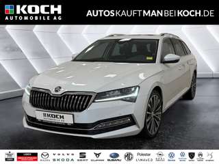 Schräge Frontansicht auf einen Skoda Superb , freigestellt