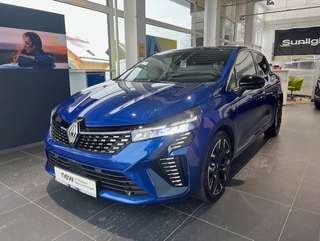 Schräge Frontansicht auf einen Renault Clio , freigestellt
