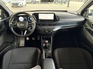 Schräge Frontansicht auf einen Hyundai i20 , freigestellt