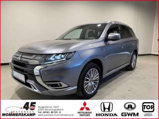 Schräge Frontansicht auf einen Mitsubishi Outlander , freigestellt