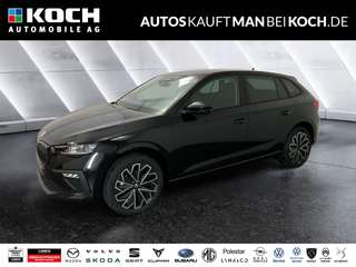Schräge Frontansicht auf einen Skoda Scala , freigestellt