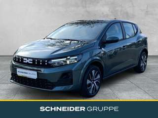 Schräge Frontansicht auf einen Dacia Sandero , freigestellt