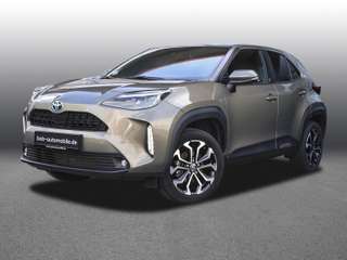 Schräge Frontansicht auf einen Toyota Yaris Cross , freigestellt