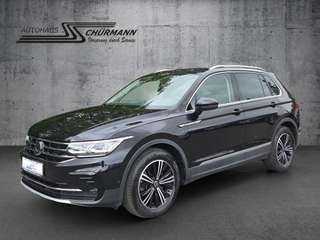 Schräge Frontansicht auf einen Volkswagen Tiguan , freigestellt