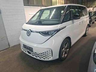 Schräge Frontansicht auf einen Volkswagen ID. BUZZ , freigestellt