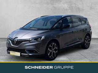 Schräge Frontansicht auf einen Renault Grand Scénic , freigestellt