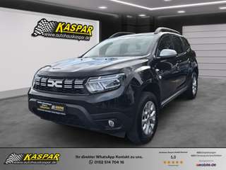 Schräge Frontansicht auf einen Dacia Duster , freigestellt