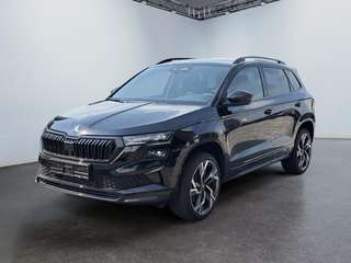 Schräge Frontansicht auf einen Skoda Karoq , freigestellt