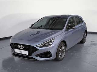 Schräge Frontansicht auf einen Hyundai i30 , freigestellt