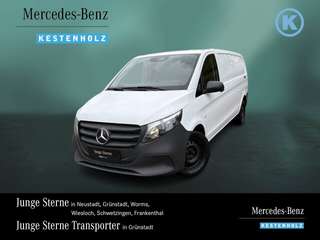 Schräge Frontansicht auf einen Mercedes-Benz Vito , freigestellt