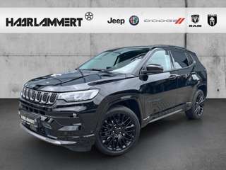 Schräge Frontansicht auf einen Jeep Compass , freigestellt