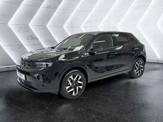 Schräge Frontansicht auf einen Opel Mokka , freigestellt