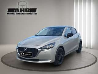 Schräge Frontansicht auf einen Mazda Mazda2 , freigestellt