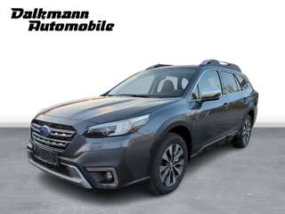 Schräge Frontansicht auf einen Subaru Outback , freigestellt