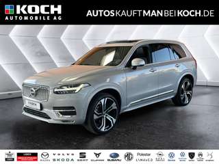 Schräge Frontansicht auf einen Volvo XC90 , freigestellt
