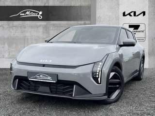 Schräge Frontansicht auf einen Kia EV4 , freigestellt