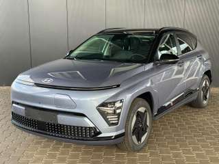 Schräge Frontansicht auf einen Hyundai Kona Elektro , freigestellt
