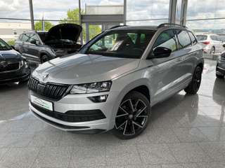 Schräge Frontansicht auf einen Skoda Karoq , freigestellt