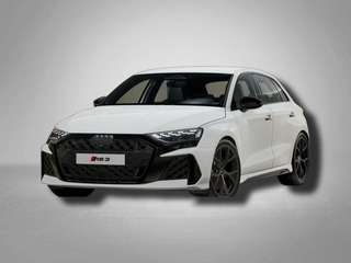 Schräge Frontansicht auf einen Audi RS3 , freigestellt