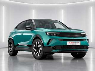 Schräge Frontansicht auf einen Opel Mokka , freigestellt